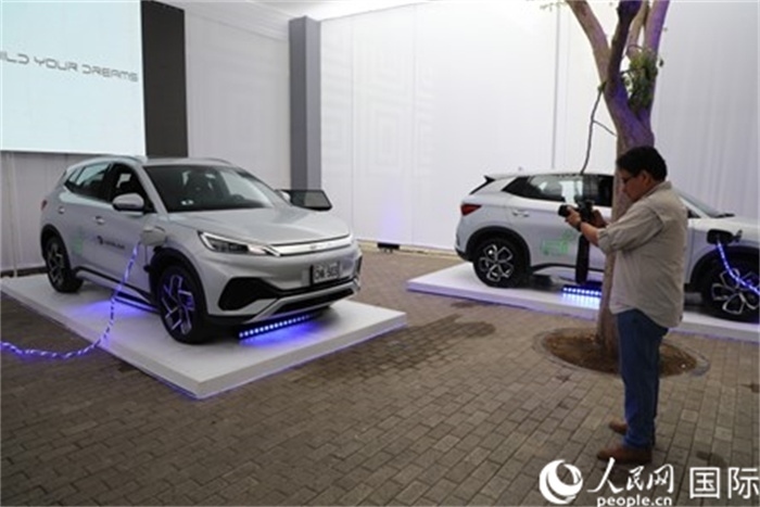 圖為秘魯媒體記者正在拍攝現(xiàn)場(chǎng)展出的比亞迪電動(dòng)汽車(chē)。 人民網(wǎng)記者姜波攝