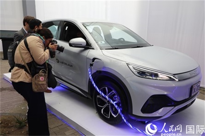 圖為秘魯媒體記者正在拍攝現(xiàn)場(chǎng)展出的比亞迪電動(dòng)汽車(chē)。 人民網(wǎng)記者姜波攝