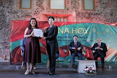 李雅芳向加比拉爾·塞迪略授予“拉美分社榮譽員工”稱號。主辦方供圖