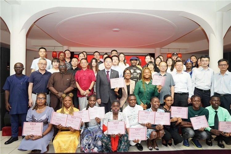 參賽選手與嘉賓合影留念。尼日利亞中國(guó)文化中心供圖