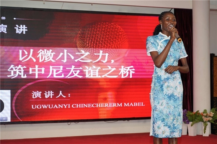 選手張佳寧演講中。尼日利亞中國(guó)文化中心供圖