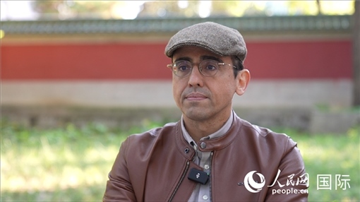 巴西漢學(xué)家喬治·西內(nèi)迪諾（中文名“沈友友”）。人民網(wǎng)記者 劉寧攝