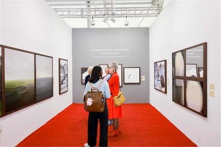 “我內(nèi)心的那個空從哪里來？從波濤、云朵和勇氣”西岸藝博會展覽現(xiàn)場 圖片由主辦方提供