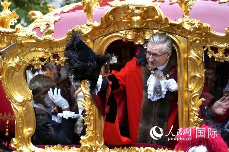 新任金融城市長(zhǎng)阿拉斯泰爾·金向人群致意。吳若鳴攝