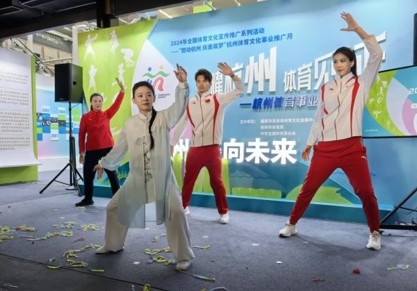 三位奧運冠軍進(jìn)行陳式太極拳表演。 人民網(wǎng)記者 楊磊攝