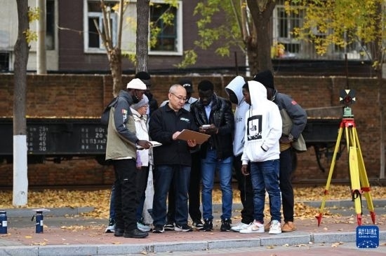 在天津鐵道職業(yè)技術(shù)學(xué)院，老師指導(dǎo)幾內(nèi)亞學(xué)員使用測距儀器（11月11日攝）。新華社記者 李然 攝