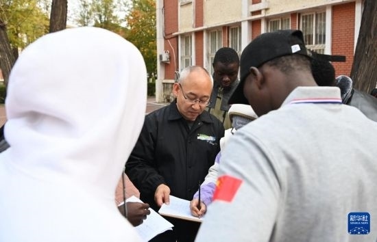 在天津鐵道職業(yè)技術(shù)學(xué)院，老師指導(dǎo)幾內(nèi)亞學(xué)員使用測距儀器（11月11日攝）。新華社記者 李然 攝