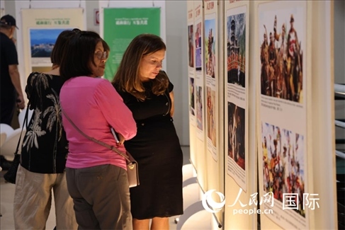 圖為當(dāng)?shù)赜^眾在圖片展現(xiàn)場欣賞作品，張志文攝