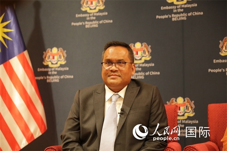馬來西亞駐華大使諾曼在11月12日召開的記者見面會(huì)上回答記者提問。人民網(wǎng) 王婧攝