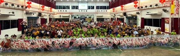 在工作坊導(dǎo)師的指導(dǎo)下，三校200余名學(xué)生共同完成了一幅長達(dá)80尺的水墨畫作。主辦方供圖