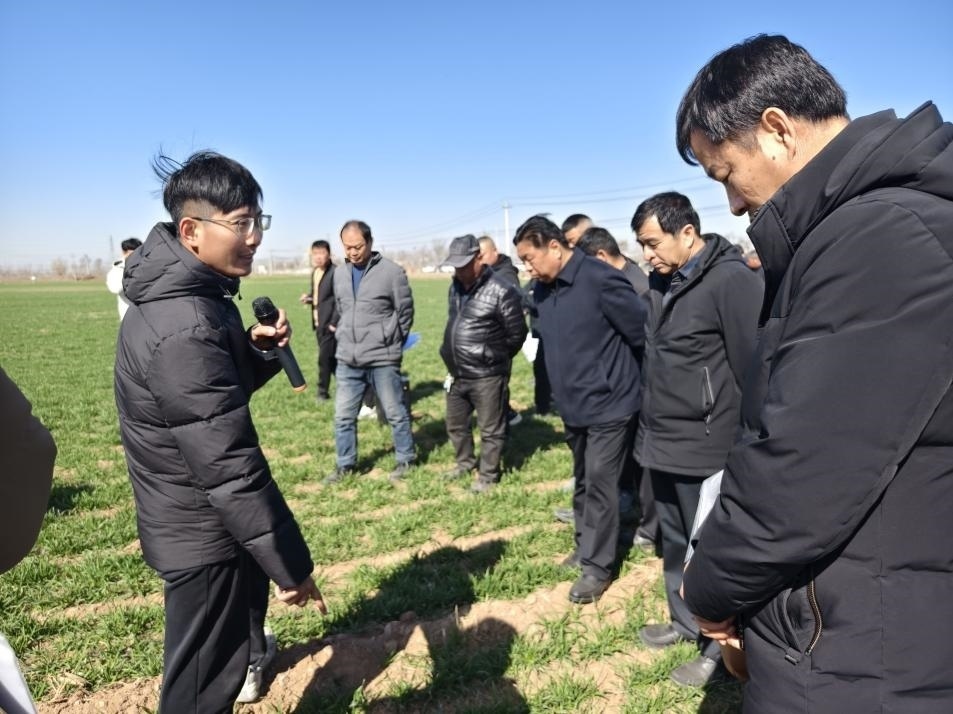 科技小院的“學(xué)生專家”（左一）。受訪者供圖