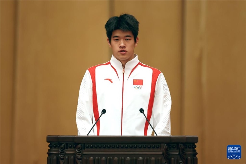 11月15日，游泳運動員潘展樂在報告會上發(fā)言。新華社記者 李明 攝