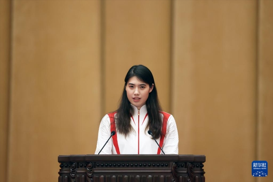 11月15日，游泳運動員張雨霏在報告會上發(fā)言。新華社記者 李明 攝