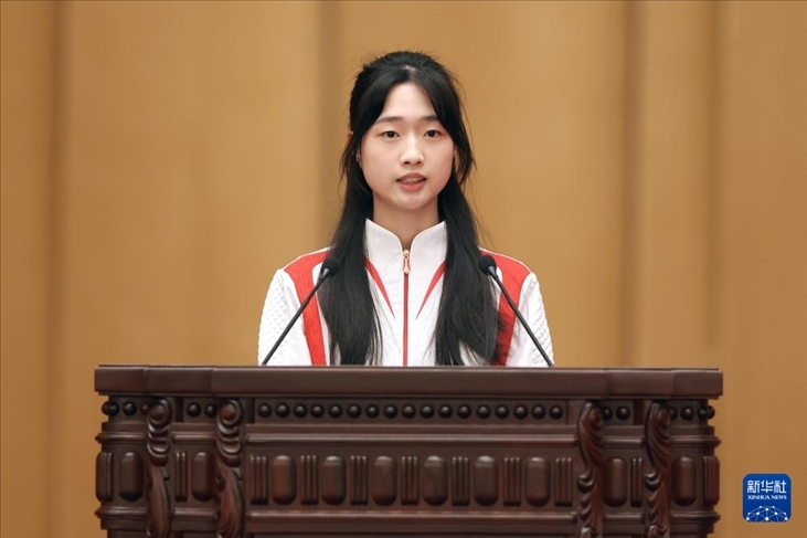 11月15日，射擊運動員黃雨婷在報告會上發(fā)言。新華社記者 李明 攝