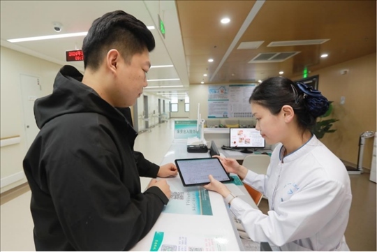 患者在護(hù)士站為家屬辦理床旁出院手續(xù)。圖片來(lái)源：山東第一醫(yī)科大學(xué)第二附屬醫(yī)院