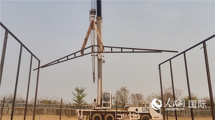 ▲吊裝洗車棚鋼架構(秦貴君攝)