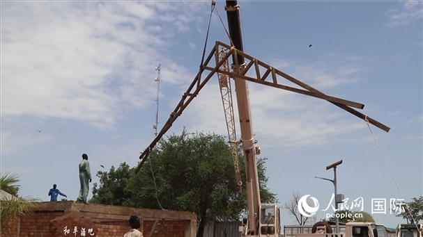 ▲吊裝文娛設施房梁(張洪奧攝)