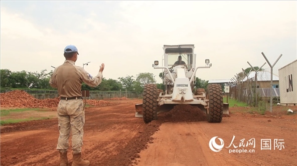 ▲常態(tài)維護營區(qū)道路(張洪奧攝)