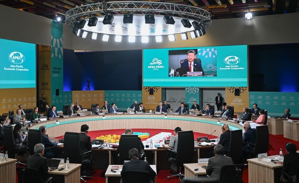 當(dāng)?shù)貢r(shí)間11月16日上午，亞太經(jīng)合組織第三十一次領(lǐng)導(dǎo)人非正式會(huì)議在秘魯利馬會(huì)議中心舉行。國家主席習(xí)近平出席會(huì)議并發(fā)表題為《共擔(dān)時(shí)代責(zé)任 共促亞太發(fā)展》的重要講話。新華社記者 謝環(huán)馳 攝