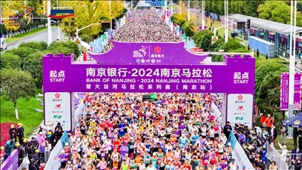 比賽選手沖出起點。賽事組委會供圖