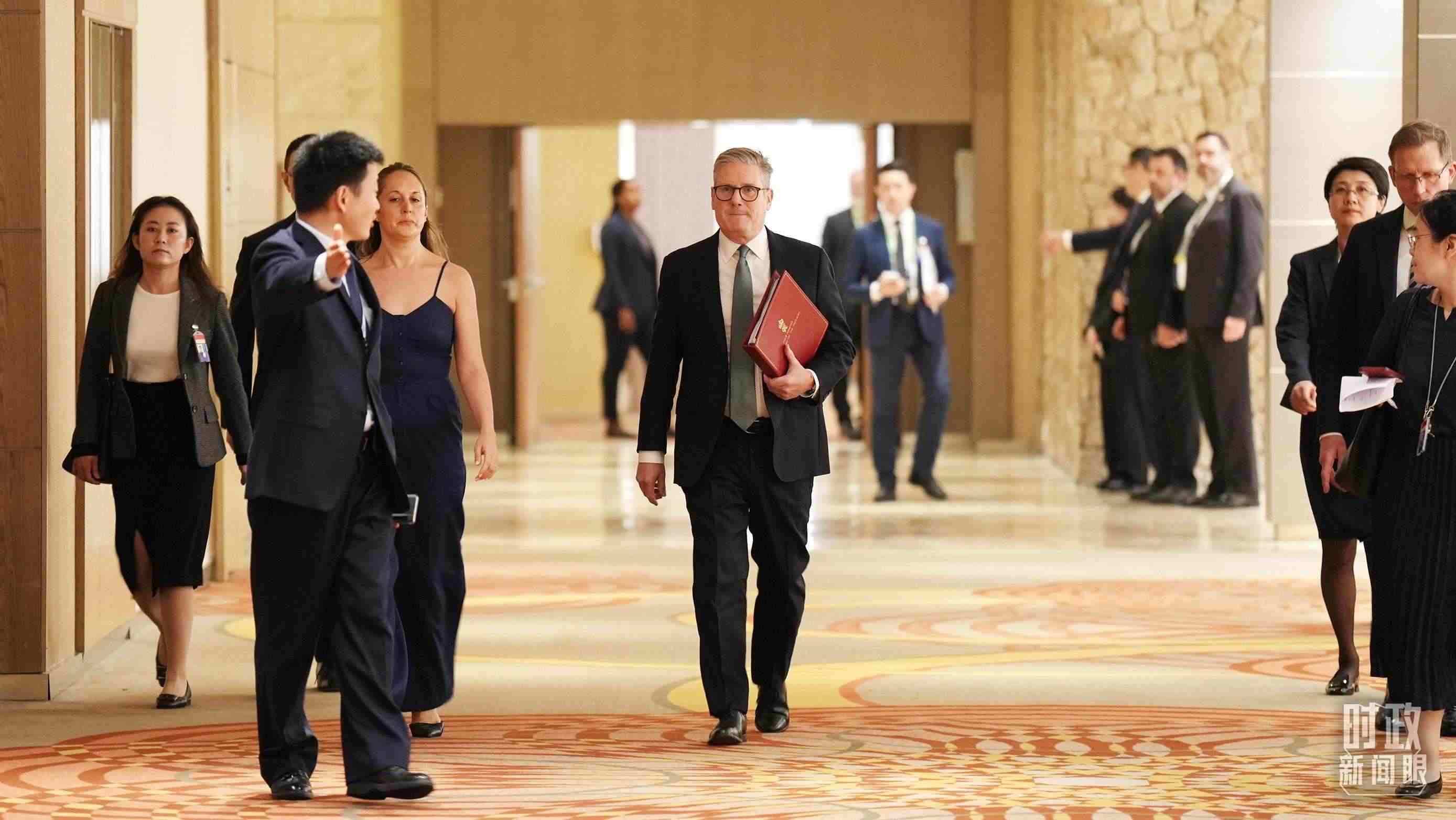 △英國首相斯塔默抵達(dá)會(huì)見現(xiàn)場(chǎng)。（總臺(tái)記者李晉拍攝）