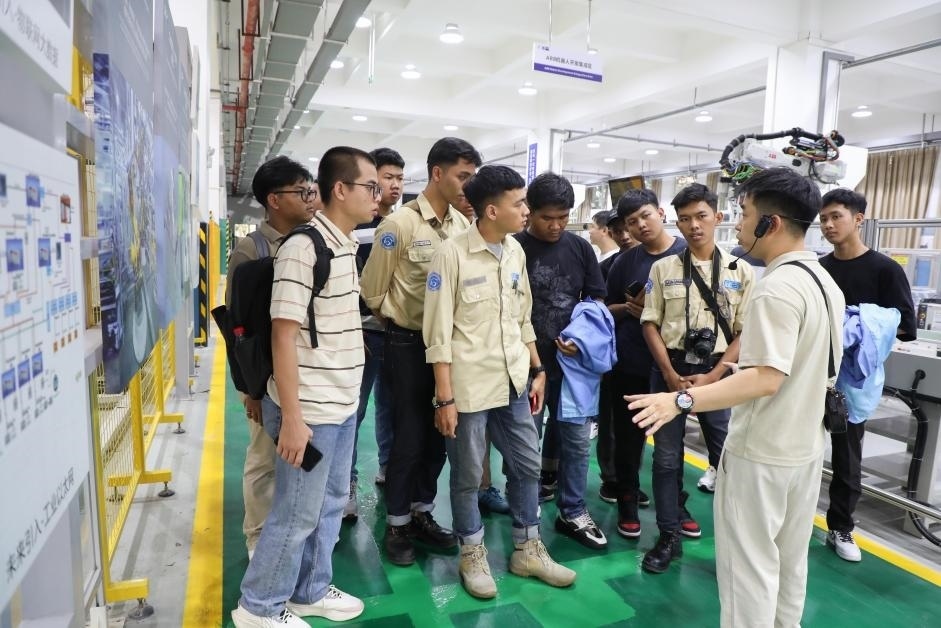 來(lái)華留學(xué)生在工程實(shí)踐中心上課。教育部職業(yè)教育與成人教育司供圖