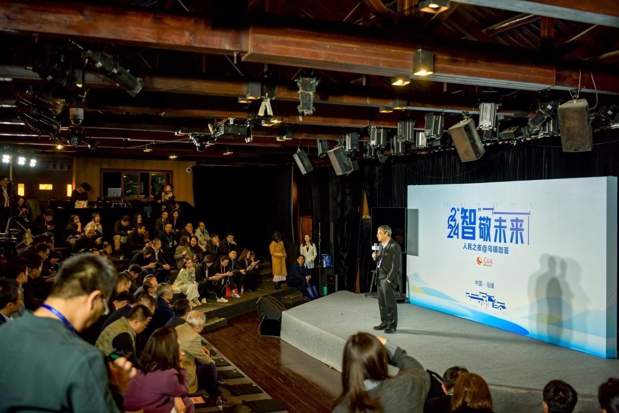 在開(kāi)場(chǎng)環(huán)節(jié)，清華大學(xué)人工智能研究院常務(wù)副院長(zhǎng)、教授孫茂松發(fā)言分享。人民網(wǎng)記者 任峰濤攝