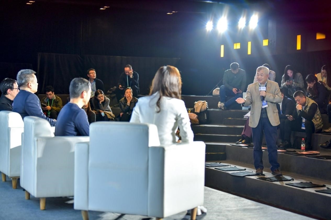 陳長(zhǎng)汶教授與對(duì)話嘉賓現(xiàn)場(chǎng)互動(dòng)。人民網(wǎng)記者 任峰濤攝