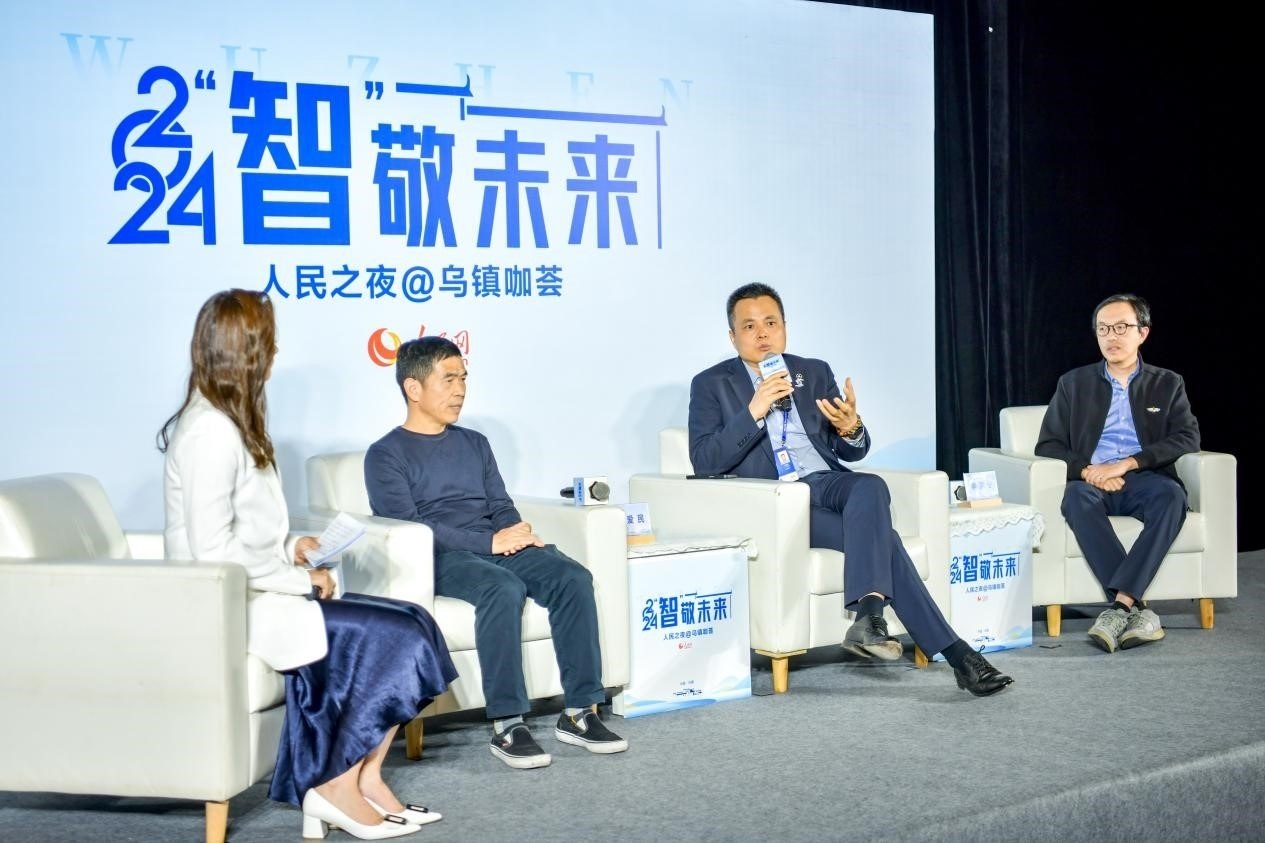 在對(duì)話環(huán)節(jié)，之江實(shí)驗(yàn)室高級(jí)研究專(zhuān)家潘愛(ài)民、伏羲智庫(kù)創(chuàng)始人李曉東、麒麟軟件副總經(jīng)理李震寧探討“‘百模大戰(zhàn)’將卷向何方”。人民網(wǎng)記者 任峰濤攝