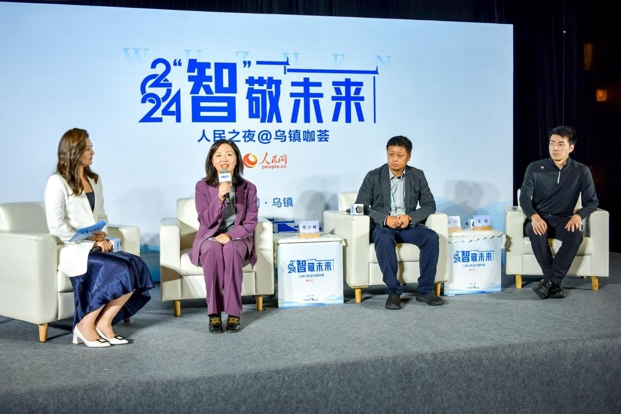 在對(duì)話環(huán)節(jié)，趣丸科技總編輯、副總裁任少峰，星云智慧機(jī)器人CEO李明，可之教育大模型創(chuàng)始人王冠討論“人工智能如何惠及大眾”。人民網(wǎng)記者 任峰濤攝