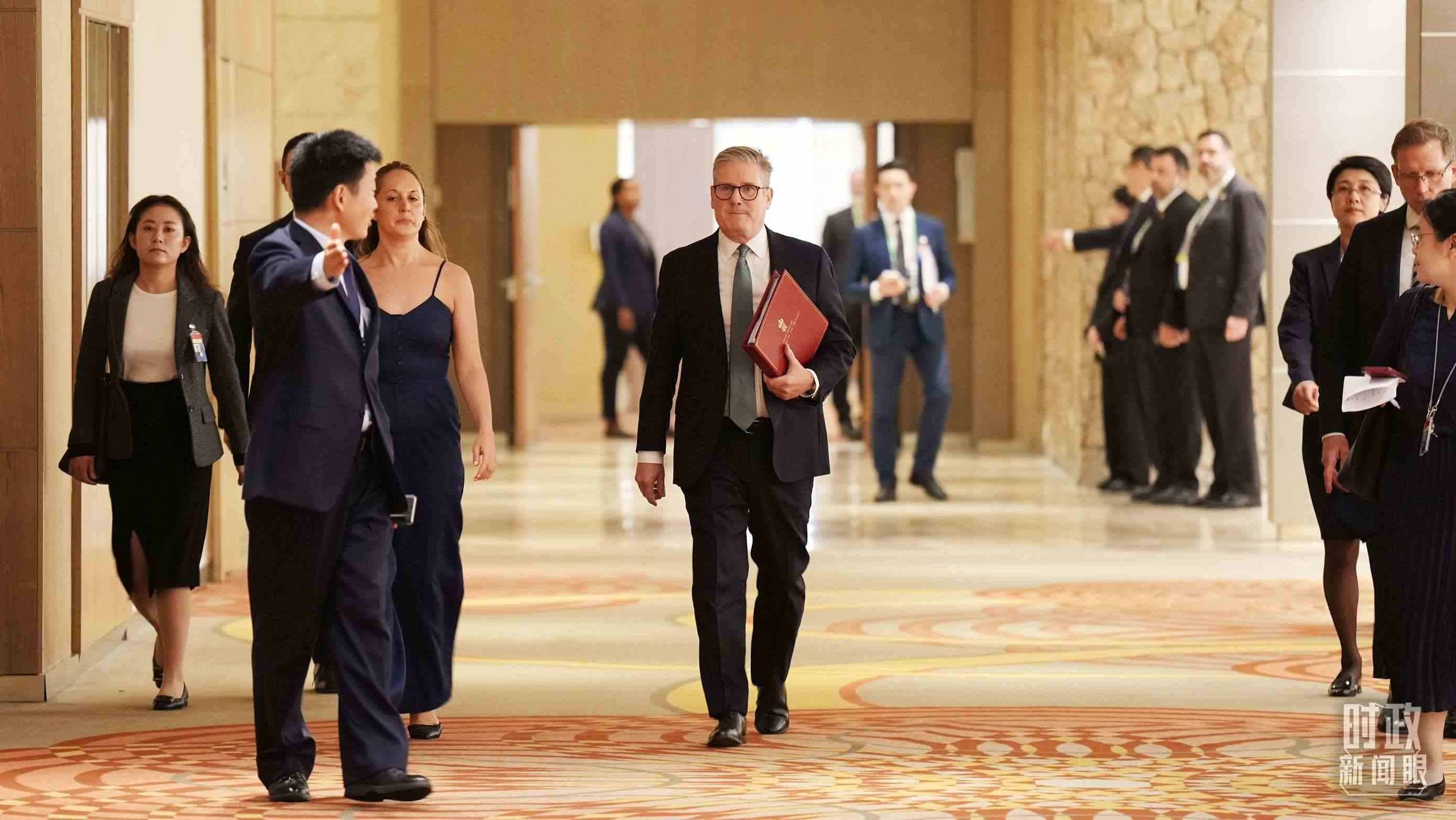 英國首相斯塔默抵達(dá)會(huì)見現(xiàn)場，這是他首次同習(xí)主席面對(duì)面交流。