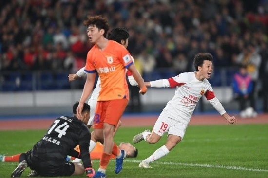 11月23日，上海海港隊(duì)球員王振澳（右）慶祝進(jìn)球。新華社記者 黃宗治 攝