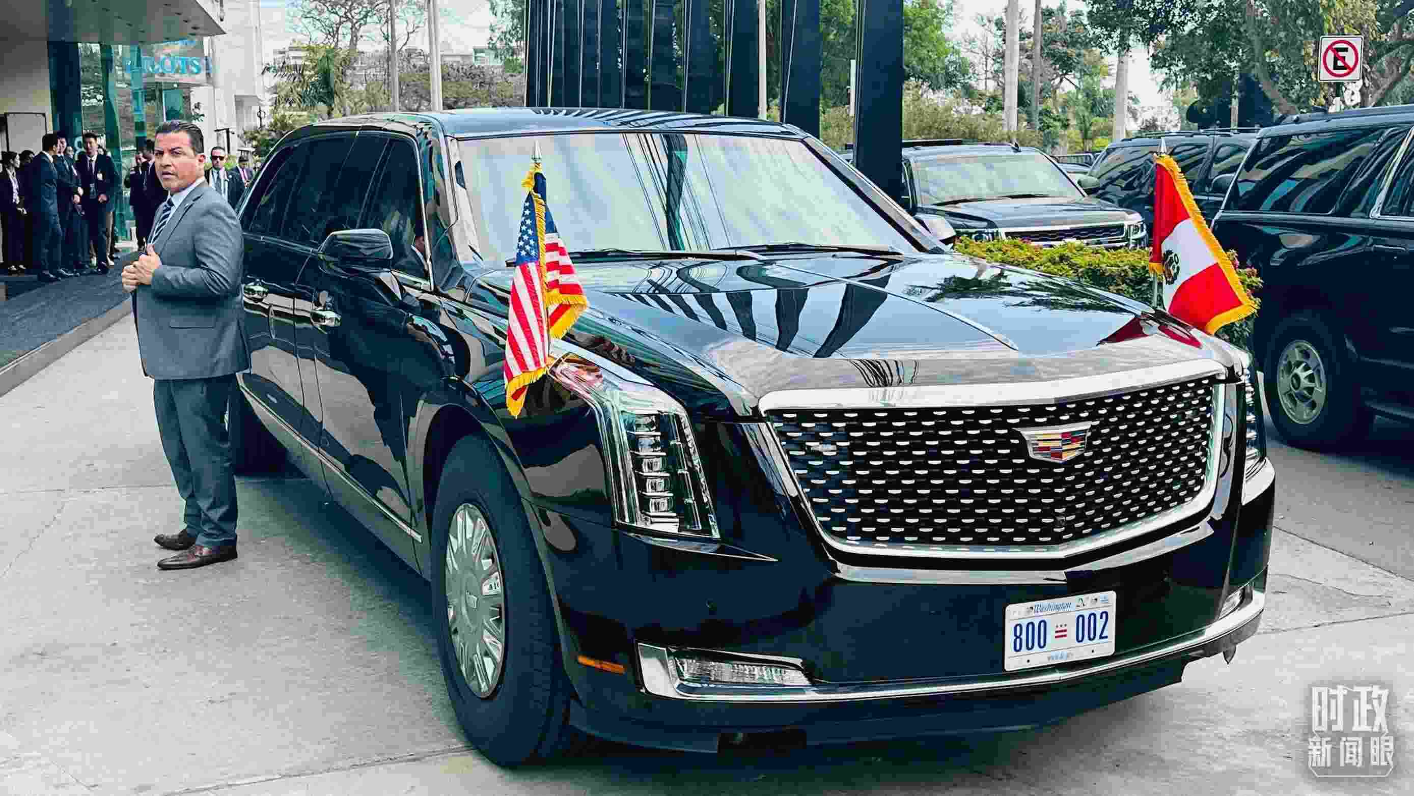 美國總統(tǒng)拜登乘車抵達(dá)中美元首會(huì)晤現(xiàn)場。（總臺(tái)央視記者范一鳴拍攝）