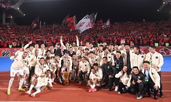 11月23日，上海海港隊(duì)成員在頒獎(jiǎng)儀式后與球迷合影。新華社記者 黃宗治 攝