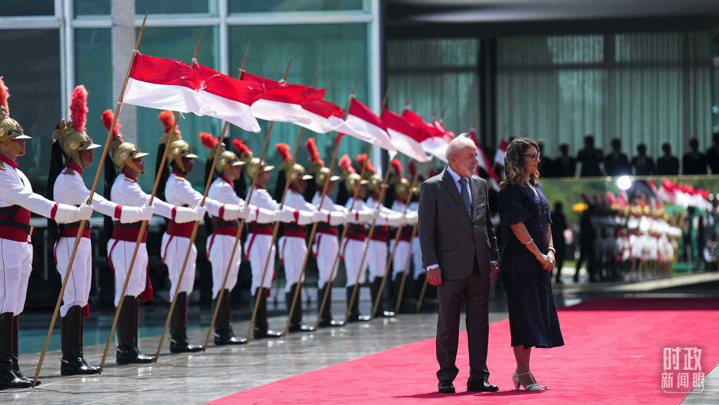 巴西總統(tǒng)盧拉和夫人羅桑等候習(xí)主席到來。