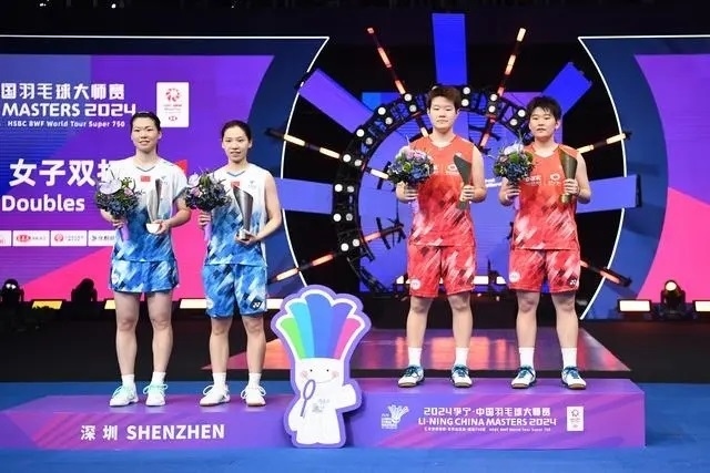 11月24日，劉圣書（右二）/譚寧（右一）與李怡婧/羅徐敏（左一）在頒獎(jiǎng)臺(tái)上合影。新華社記者 梁旭攝