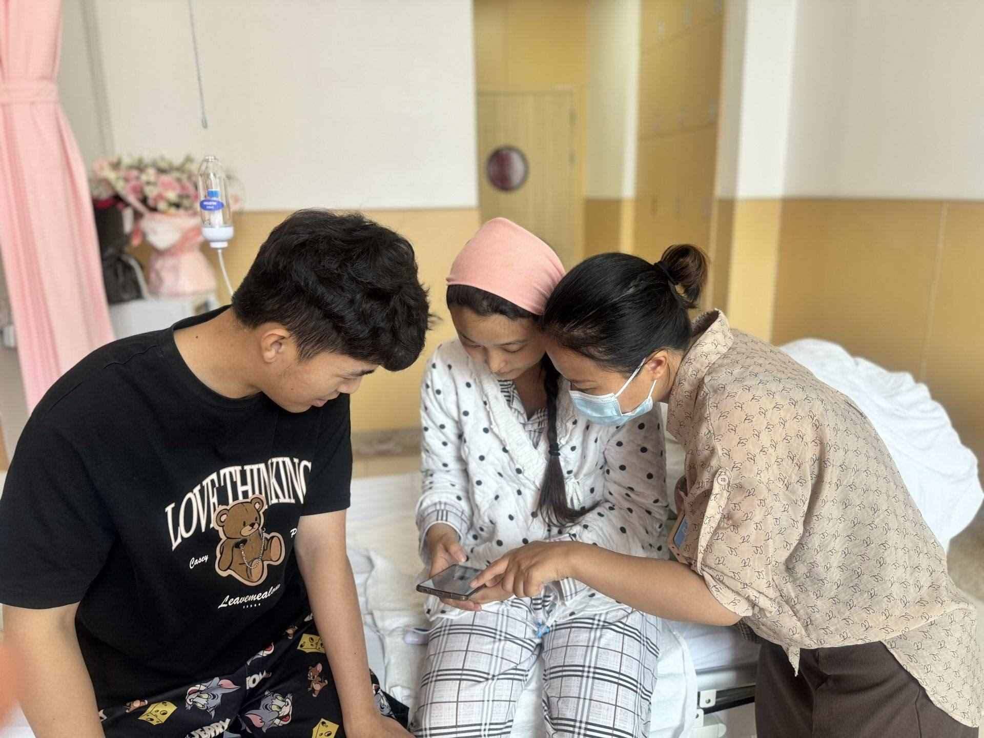 新生兒家庭通過手機(jī)辦理新生兒出生“一件事”。安徽省數(shù)據(jù)資源管理局供圖