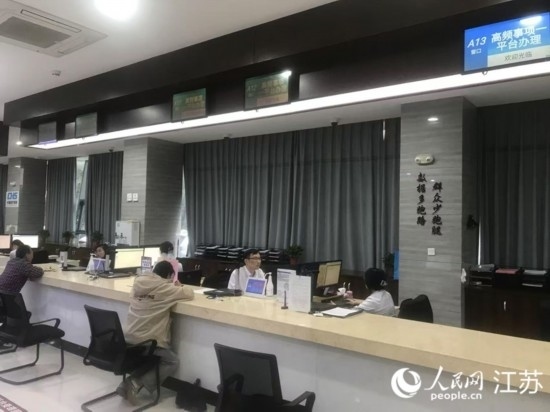 像這樣的“高頻事項(xiàng)一平臺(tái)”辦理專窗，正在江蘇各地基層便民服務(wù)中心鋪開。人民網(wǎng) 俞楊攝