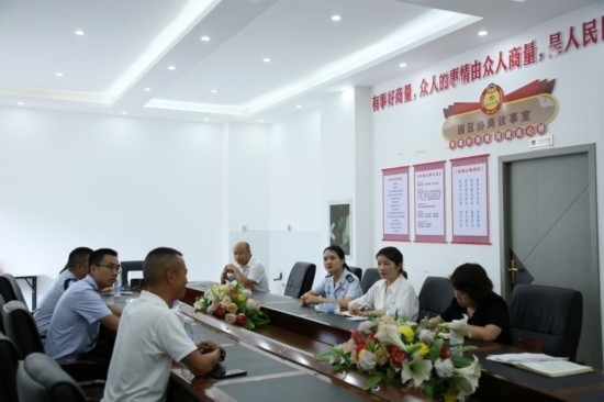 榕江縣稅務(wù)局在園區(qū)協(xié)商議事室協(xié)調(diào)解決企業(yè)訴求。黔東南州稅務(wù)局供圖