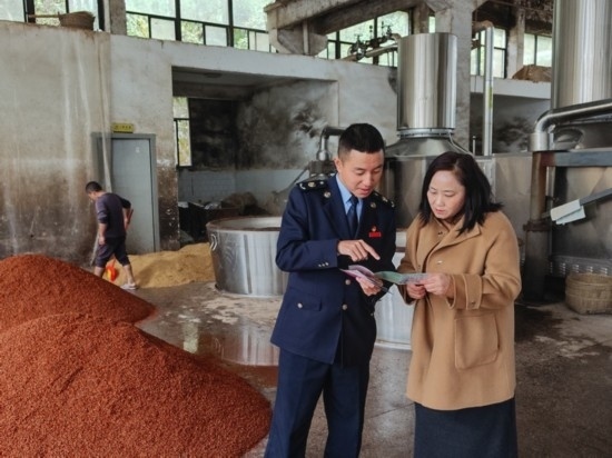 鎮(zhèn)遠縣稅務(wù)局在酒企宣傳調(diào)研。黔東南州稅務(wù)局供圖