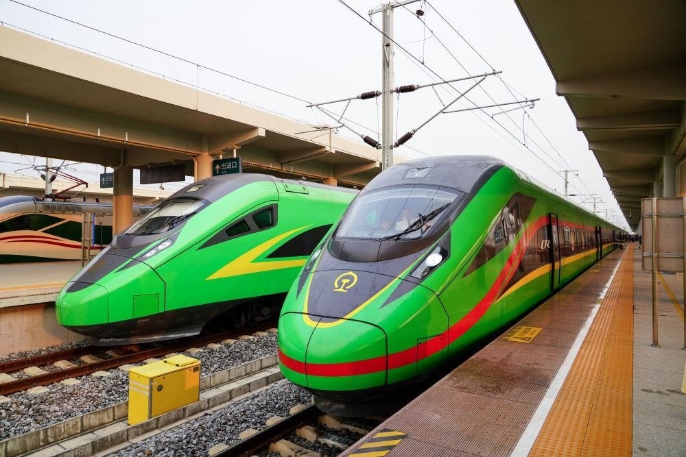 截至2024年7月5日，中老鐵路國際旅客列車?yán)塾嬮_行滿1000列，極大地便利了沿線民眾出行。