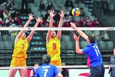 11月27日，山東隊球員李晨瑄（中）、李美君（左）在比賽中攔網(wǎng)。新華社發(fā)
