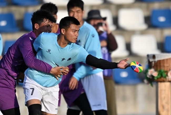 11月28日，花炮半決賽，廣西隊(duì)與海南隊(duì)展開激烈角逐。新華社記者 郭程攝