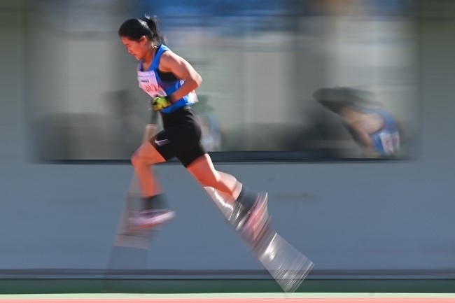 11月28日，海南隊(duì)選手吳明芬在高腳競速比賽中。新華社記者 杜子璇攝