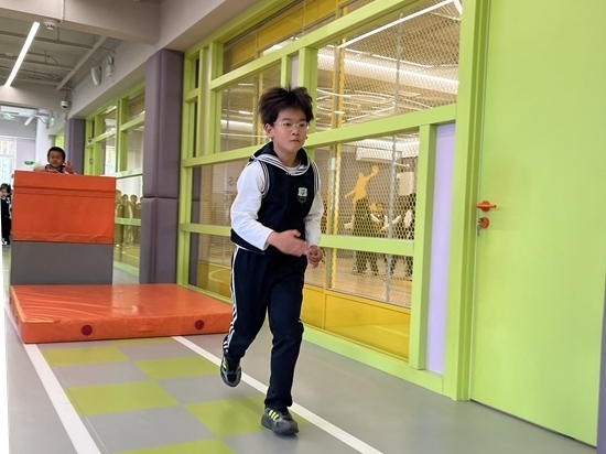 學(xué)生在南樓二層的體能教師訓(xùn)練。人民網(wǎng)記者孫競 攝