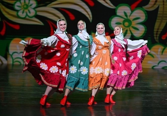 6月22日，2024-2025“中俄文化年”海南島歡樂(lè)節(jié)俄羅斯藝術(shù)團(tuán)體巡演在?？谑信e行。新華社記者郭程攝