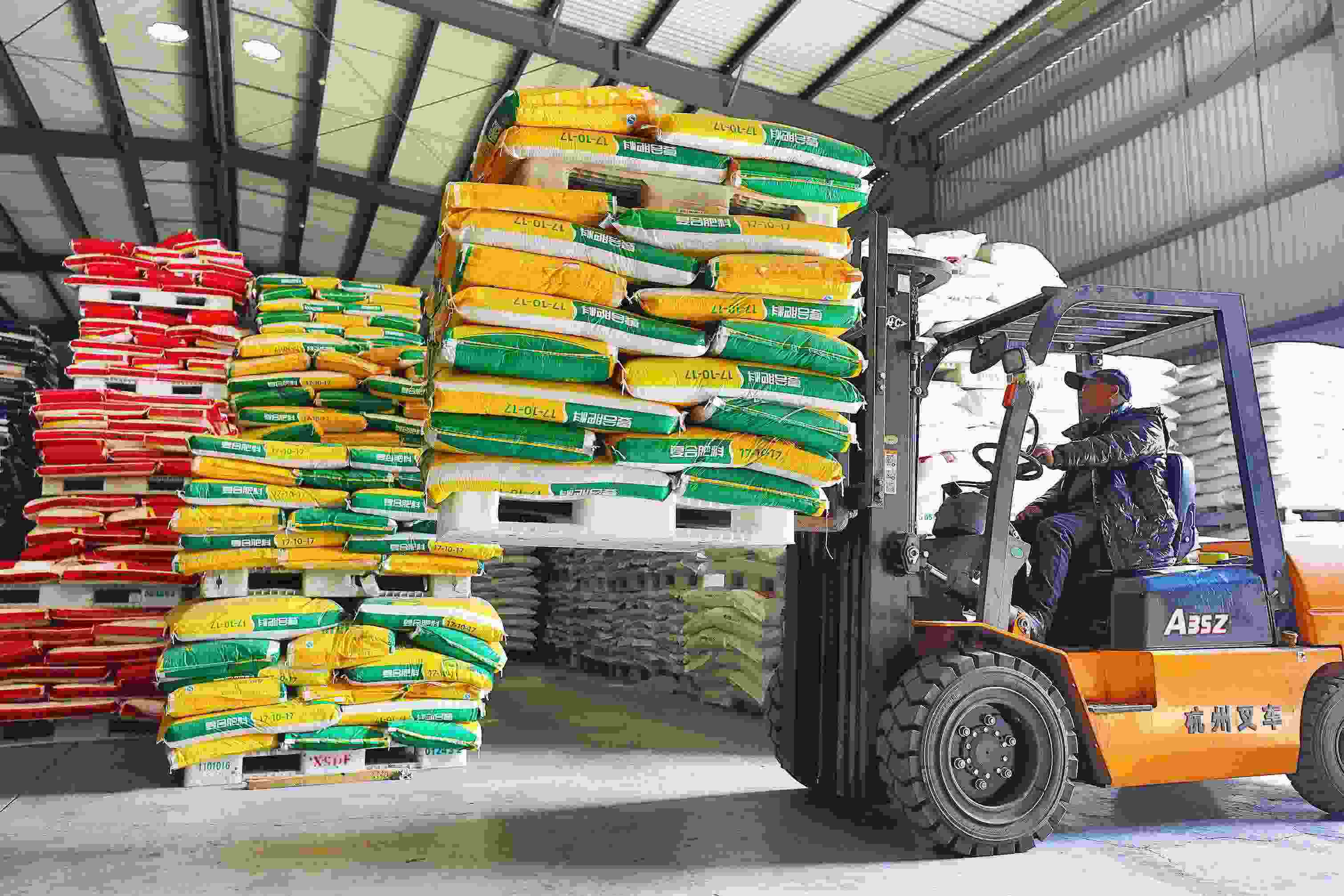 2023年2月15日，在浙江義烏供銷聯(lián)社的農(nóng)資貯存?zhèn)}庫，工作人員正在調(diào)運復(fù)合肥料等農(nóng)資。