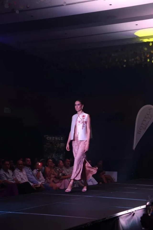 模特展示新中式禮服。顏李芳攝