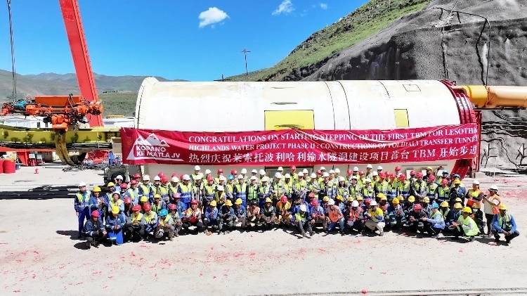 中外方建設(shè)者合影留念。中水電十一局供圖