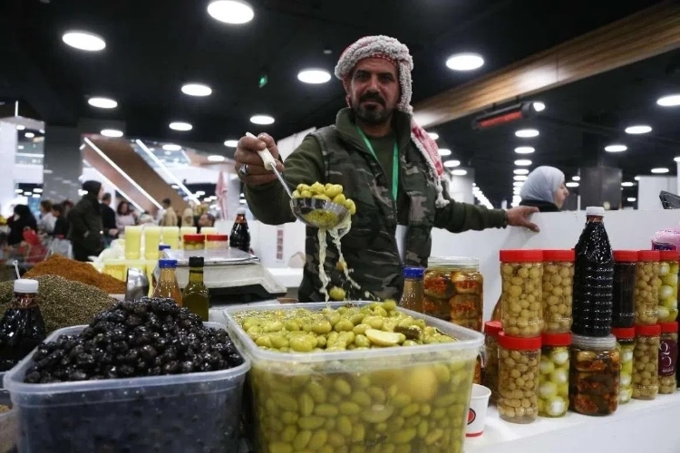 一位展商展示腌橄欖。納達(dá)爾·達(dá)烏德攝